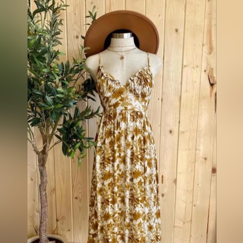Beautiful light weight dress.Size small. New with tags